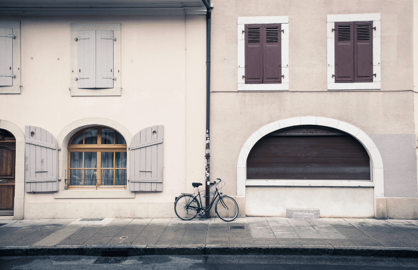 Maison suisse protégée symbolisant l'assurance habitation, avec les Alpes en arrière-plan.
