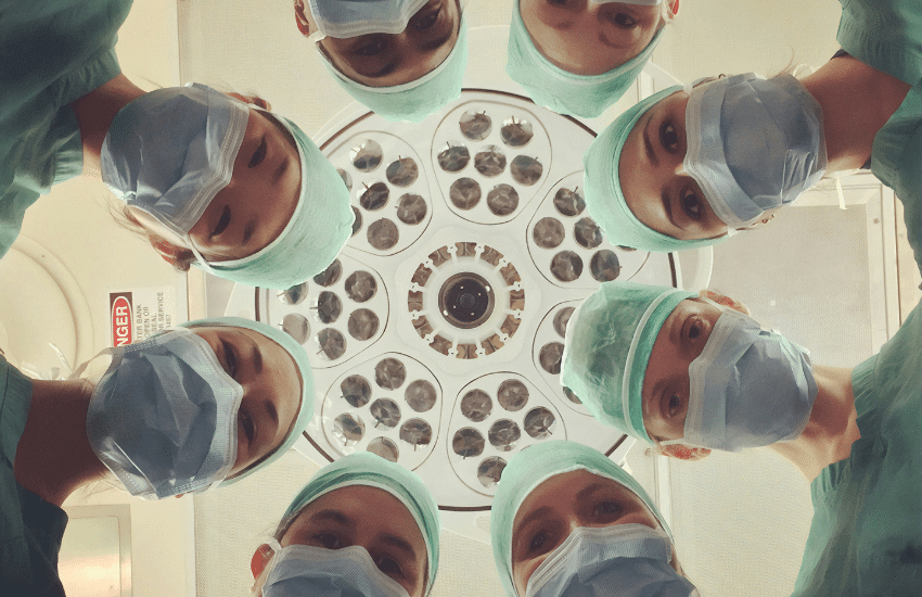 Illustration de divers soins médicaux couverts par l'assurance de base en Suisse.